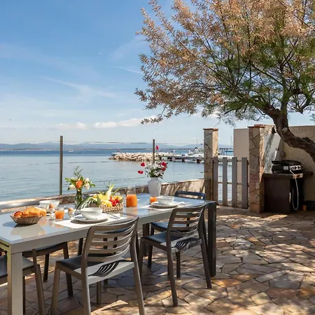 Villa Le Cigalou, Authentique Cabanon De Pecheur En Bord De Avec Sa Terrasse Spacieuse Et Amenagee *