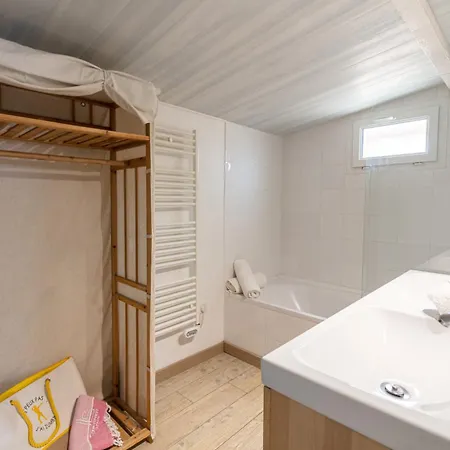 Le Cigalou, Authentique Cabanon De Pecheur En Bord De Avec Sa Terrasse Spacieuse Et Amenagee *